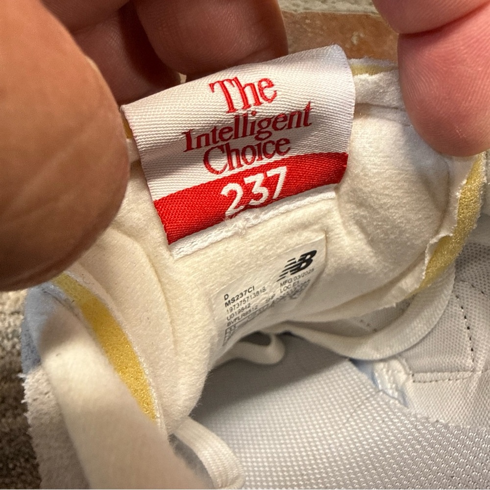 New Balance 327  White and Black Sneakers men’s Sz 11 D - Picture 11 of 12